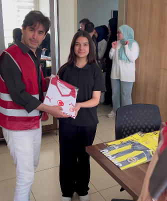 Renklerimiz Farklı Olsa da Kalbimiz Hep Kırmızı-Beyaz!